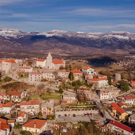 In Family House Linda Čavle